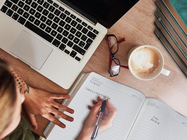 Cuaderno de notas A5 de 360 páginas con rayas y pluma, cuadernos para escribir para mujeres y hombres, diseño de árbol de la vida, borde marrón con bolsillo interior finamente detallado - Negro.