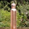 HealthGoodsIn - Botella de agua de cobre puro martillado con asa de transporte de 600 ml (20.28 onzas líquidas) | Botella de agua sin costuras a prueba de fugas para beneficios ayurvédicos.