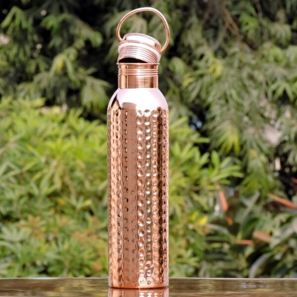 HealthGoodsIn - Botella de agua de cobre puro martillado con asa de transporte de 600 ml (20.28 onzas líquidas) | Botella de agua sin costuras a prueba de fugas para beneficios ayurvédicos.