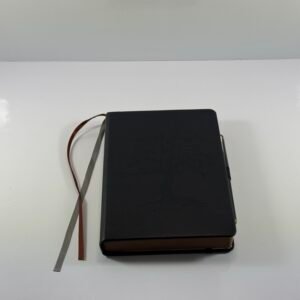 Cuaderno de notas A5 de 360 páginas con rayas y pluma, cuadernos para escribir para mujeres y hombres, diseño de árbol de la vida, borde marrón con bolsillo interior finamente detallado - Negro.