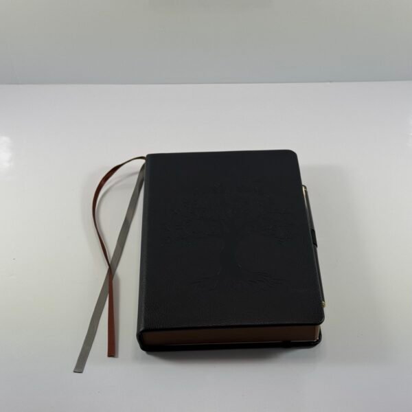 Cuaderno de notas A5 de 360 páginas con rayas y pluma, cuadernos para escribir para mujeres y hombres, diseño de árbol de la vida, borde marrón con bolsillo interior finamente detallado - Negro.